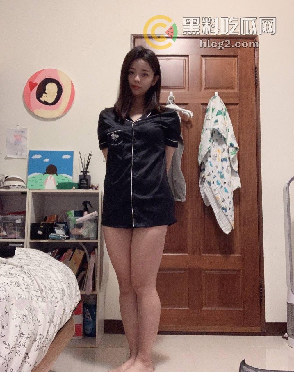 D乳也不敌E乳！我的巨乳学姐自拍曝光，手机相册竟是性感无比的骚照！-4