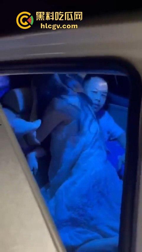 清远抖音小网红【糖糖烧烤地摊造】现场被抓奸，裤子脱光还喊我真的没做！-8