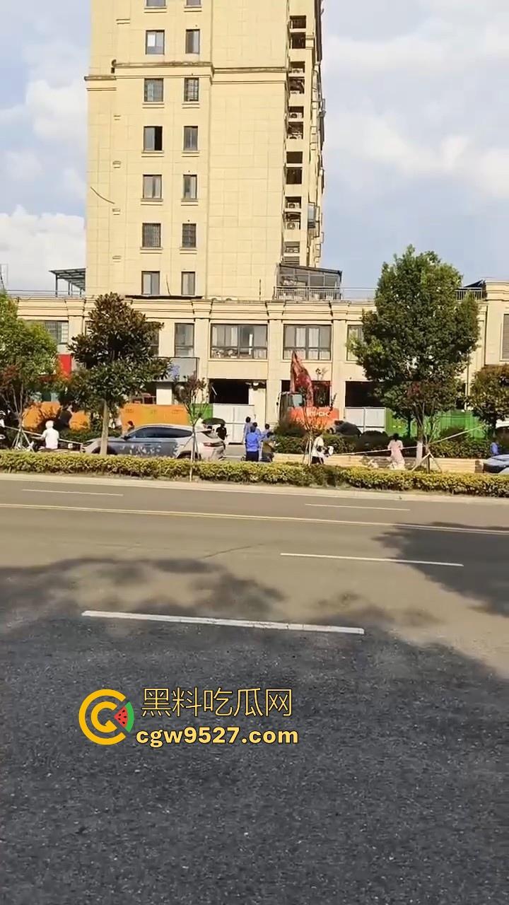 安徽霍山景秀蓝湾小区，一楼住户挖地下室导致整栋楼倾斜，整栋楼瞬间成为危房，遇上这种邻居也是倒了大霉！-1