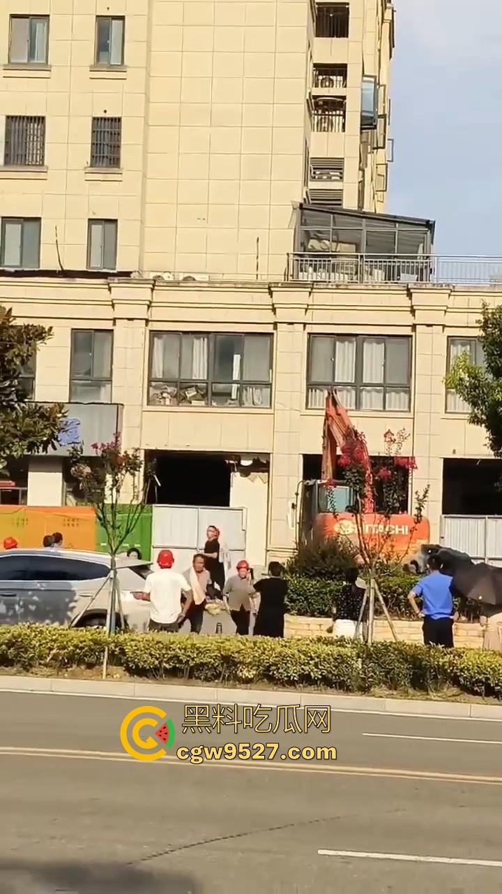 安徽霍山景秀蓝湾小区，一楼住户挖地下室导致整栋楼倾斜，整栋楼瞬间成为危房，遇上这种邻居也是倒了大霉！-3