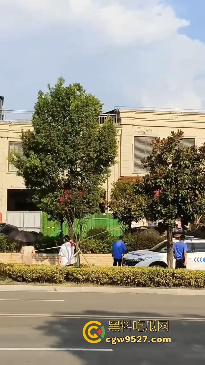 安徽霍山景秀蓝湾小区，一楼住户挖地下室导致整栋楼倾斜，整栋楼瞬间成为危房，遇上这种邻居也是倒了大霉！-4