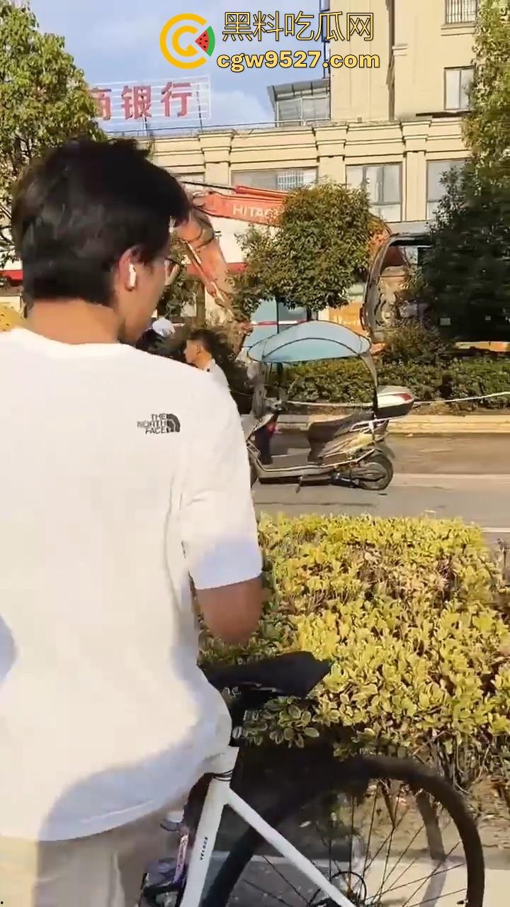 安徽霍山景秀蓝湾小区，一楼住户挖地下室导致整栋楼倾斜，整栋楼瞬间成为危房，遇上这种邻居也是倒了大霉！-6