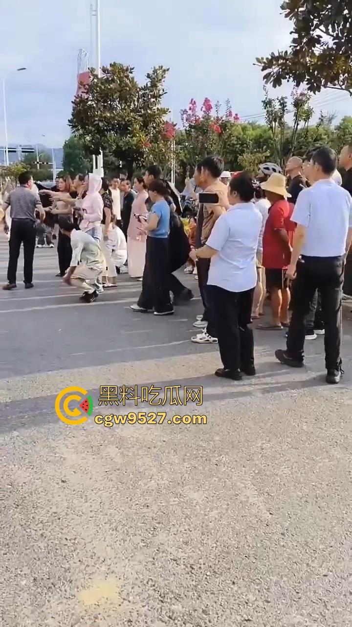 安徽霍山景秀蓝湾小区，一楼住户挖地下室导致整栋楼倾斜，整栋楼瞬间成为危房，遇上这种邻居也是倒了大霉！-8