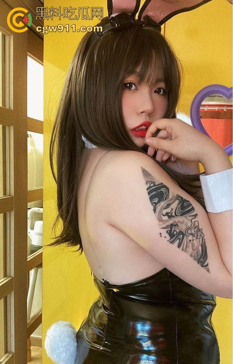 长沙小学教师【刘奕阳】性爱调教视频流出，私下完美暴露淫荡本性，跪地舔脚打桩猛操，呻吟不断！-4