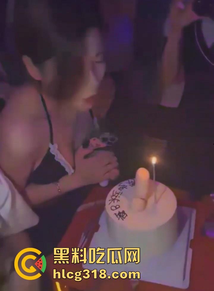 重庆健身男模的约炮日常，纹身猛男化身打桩机，爆操富婆少妇，高速频率满足好每位客户！-4