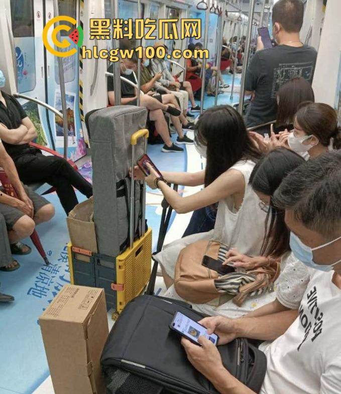 抄胸大神地铁乳房偷拍传奇出手 清纯美少女到良家人妻 短暂春光乍泄 奶子风景千姿百态 还原奶子的别样风采！-1