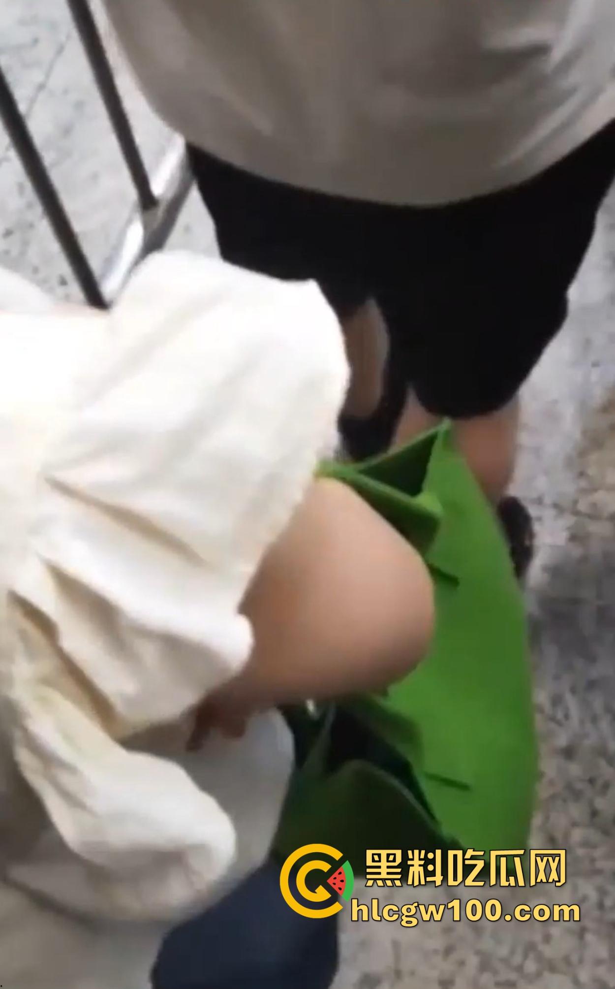 抄胸大神地铁乳房偷拍传奇出手 清纯美少女到良家人妻 短暂春光乍泄 奶子风景千姿百态 还原奶子的别样风采！-7