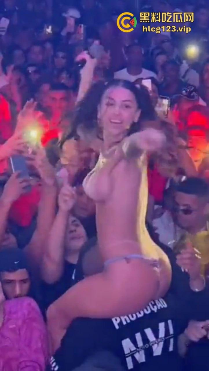 巴西女歌手【皮波基尼亚Pipokinha】穿丁字裤进入观众群 男粉丝集体失控 摸遍她的胸部臀部 丁字裤被拉开！-8