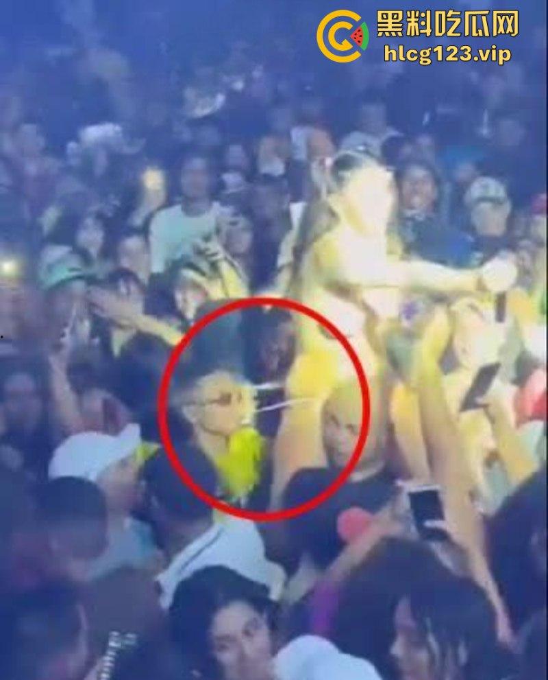 巴西女歌手【皮波基尼亚Pipokinha】穿丁字裤进入观众群 男粉丝集体失控 摸遍她的胸部臀部 丁字裤被拉开！-11