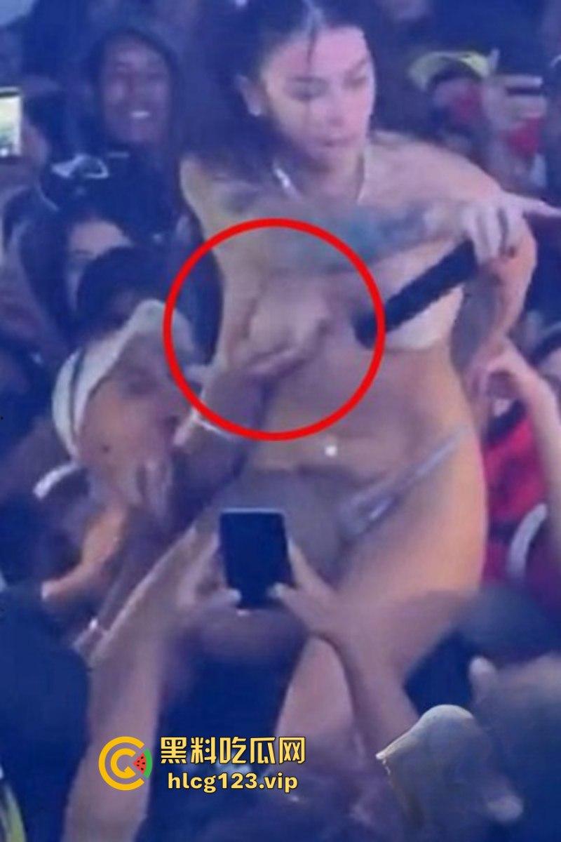 巴西女歌手【皮波基尼亚Pipokinha】穿丁字裤进入观众群 男粉丝集体失控 摸遍她的胸部臀部 丁字裤被拉开！-12