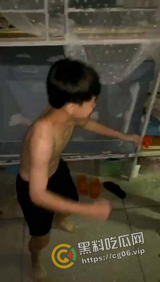 揭阳华美实验中学校园暴力事件！晚上叫醒智力有问题的同学暴打 越起哄打的越厉害 天生小贱种-4
