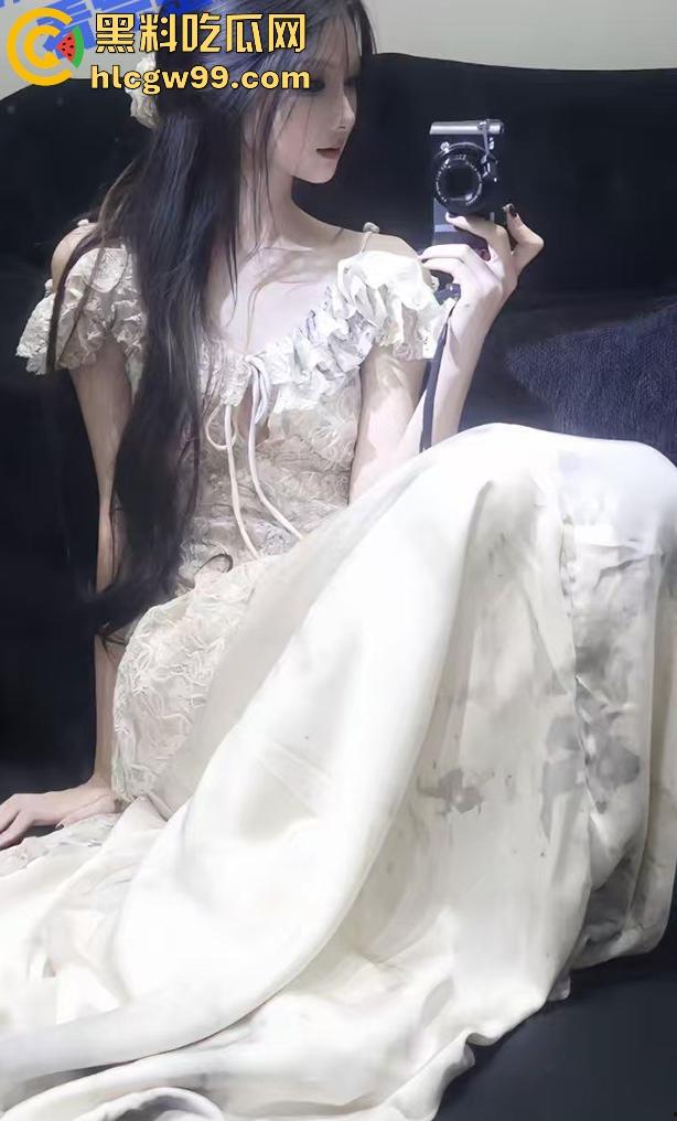 抖音高颜值网红【垚垚垚垚垚】一边直播一边被金主后入爆操，审核是睡着了吗 这都不封号？-3