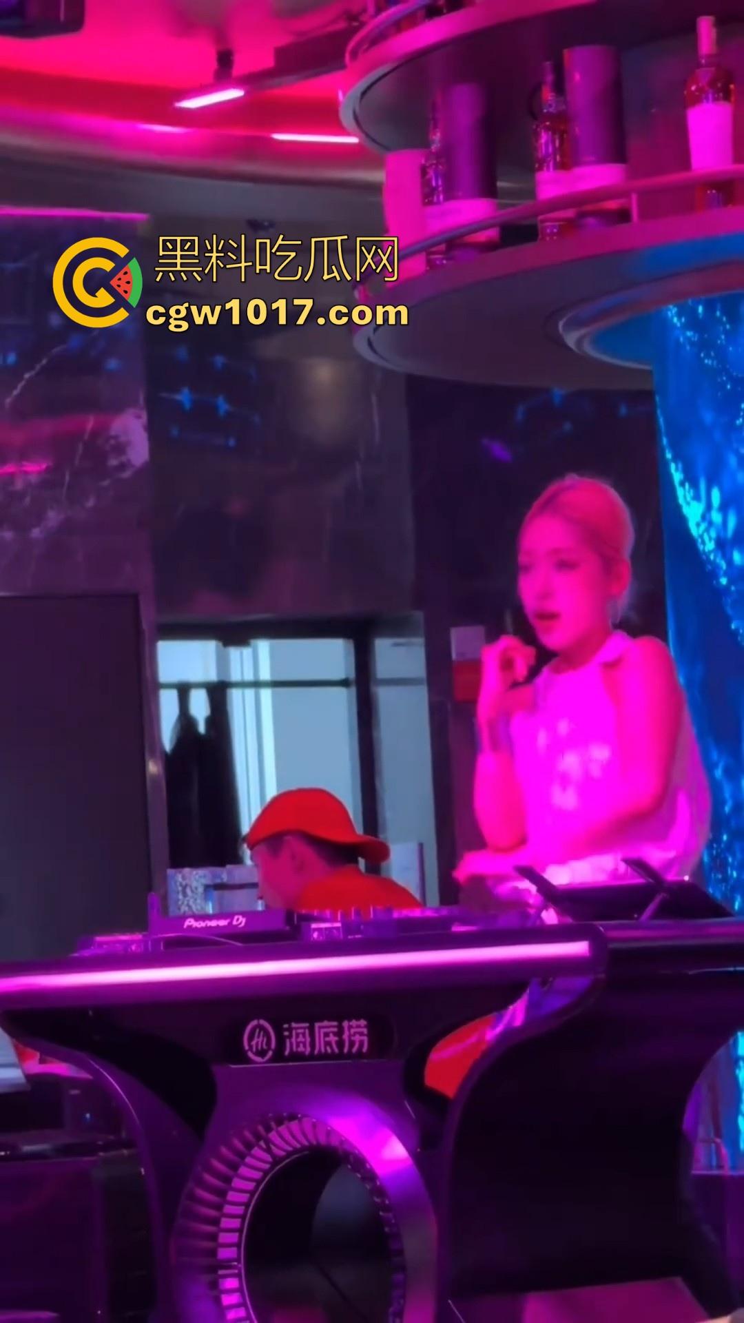 不是兄弟你跟我说这是海底捞?现在吃个火锅都卷成这样了嘛,不知道的以为在夜店呢,还有男模女DJ!-1