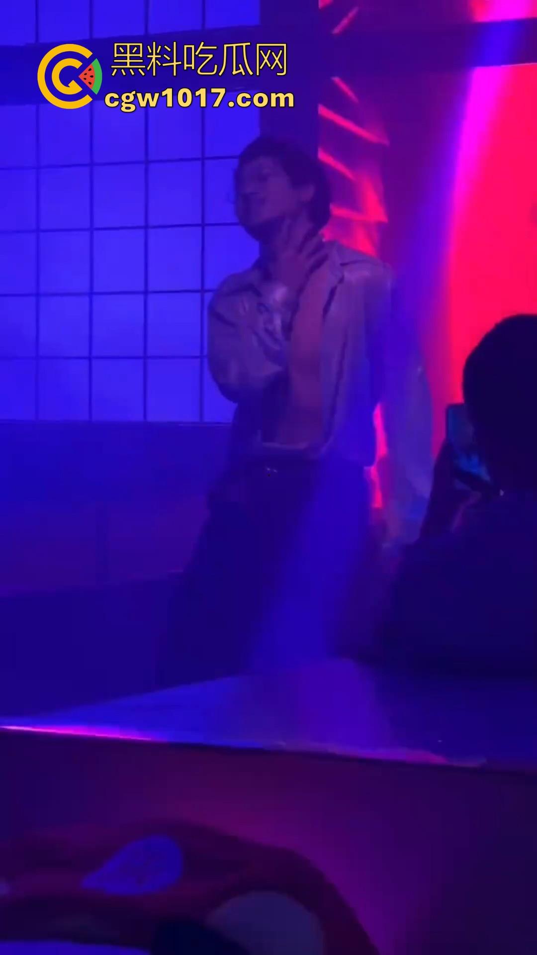 不是兄弟你跟我说这是海底捞?现在吃个火锅都卷成这样了嘛,不知道的以为在夜店呢,还有男模女DJ!-4