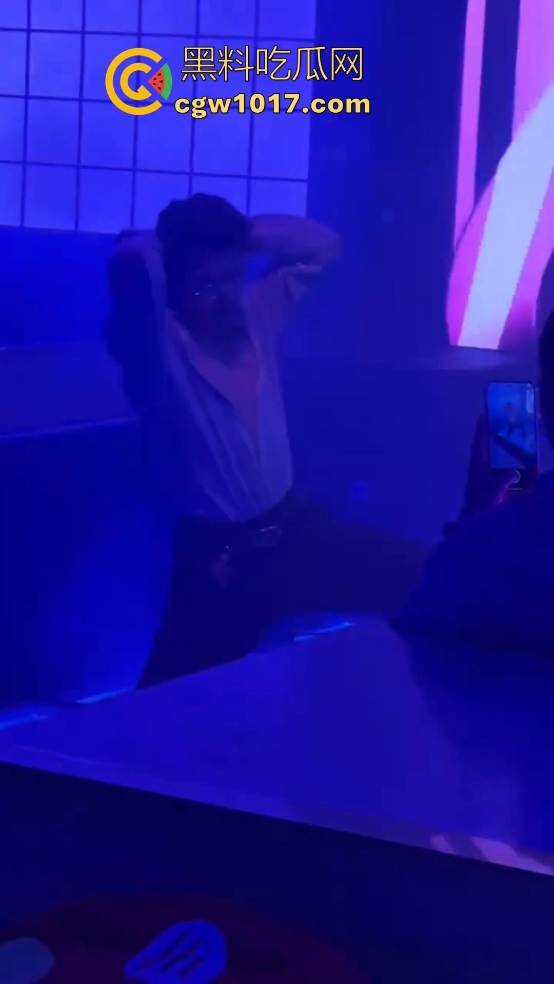 不是兄弟你跟我说这是海底捞?现在吃个火锅都卷成这样了嘛,不知道的以为在夜店呢,还有男模女DJ!-5