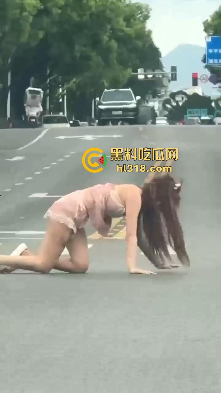 纹身美女十字路口爬行游街，全程母狗式爬行，迷迷糊糊躺在路口中央发骚，这是主人任务还是吸大啦！-2
