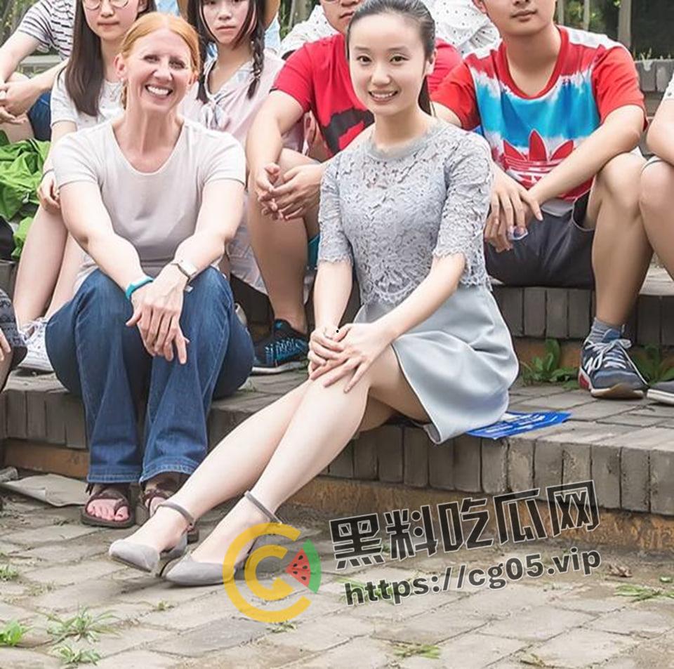 西安某高校中外研究办主任【施梦如】学生曝光 婚内出轨约炮 和学生乱搞 最喜欢被颜射 私密照片和视频被曝光-2