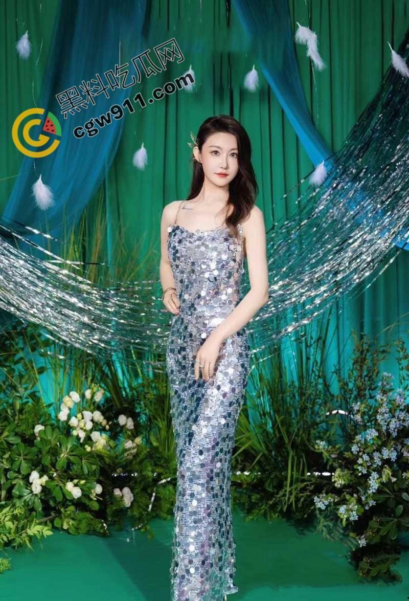 深圳性感女老板【刘丽芳】不雅视频爆出,饥渴人妻包男小三释放欲望,镜头前自慰展骚穴,露奶挨操尽显淫乱-1