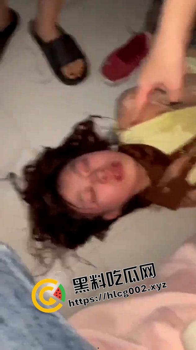 潮汕小太妹霸凌现场!打的高颜值靓妹梨花带雨 生无可恋 犹如被强奸了一样-5