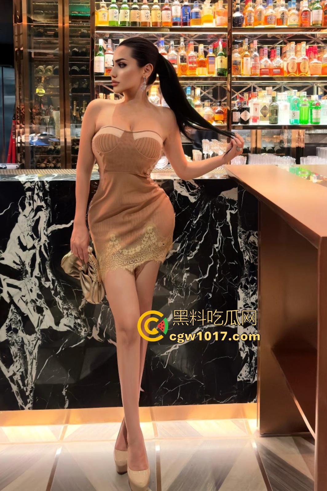 金发熟女Lily过生日，男友礼物就是精液！疯狂舔食狂喷一脸，皮肤保养的非常好，估计经常被精液滋润脸部！-1