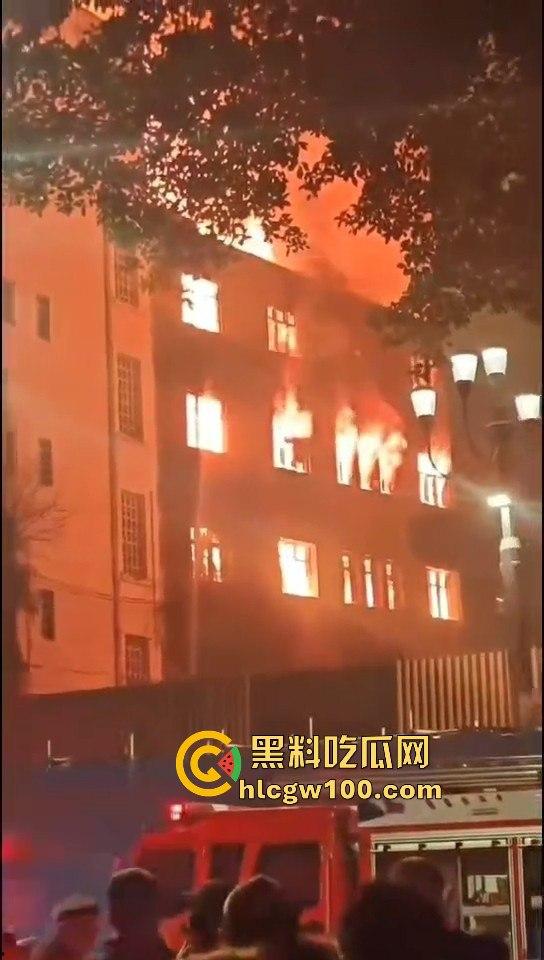 天降灾祸！！重庆市渝中区威斯汀对面新华路家电城失火，现场火光冲天，堪称人间地狱。-6