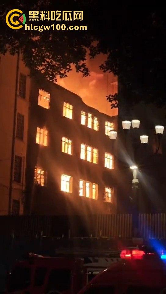 天降灾祸！！重庆市渝中区威斯汀对面新华路家电城失火，现场火光冲天，堪称人间地狱。-11