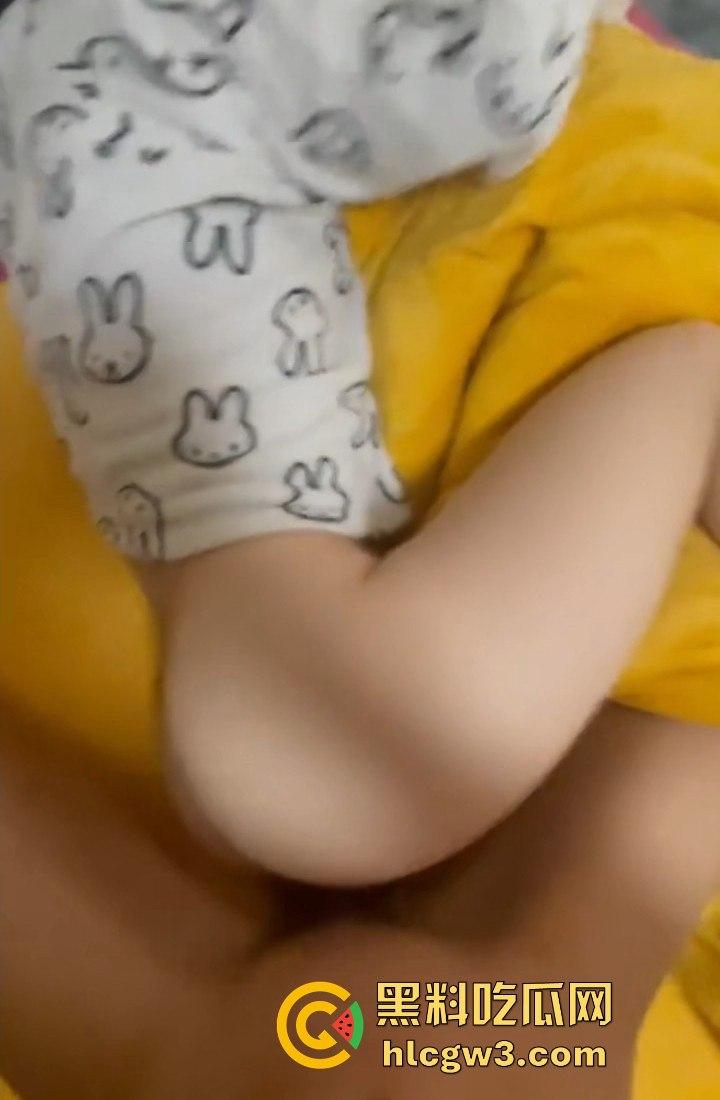 瓜友投稿前女友骚成母狗！吃鸡巴还刷手机，这骚货把贱劲儿发挥到极致！-3