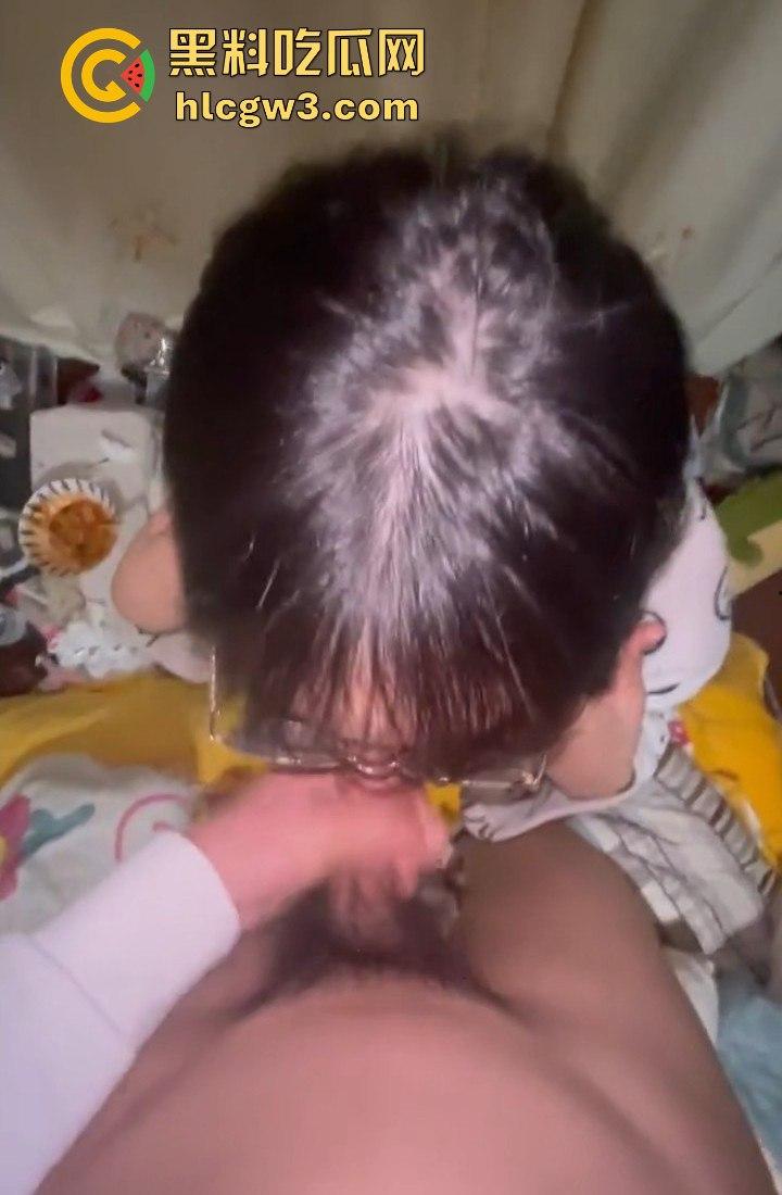 瓜友投稿前女友骚成母狗！吃鸡巴还刷手机，这骚货把贱劲儿发挥到极致！-4