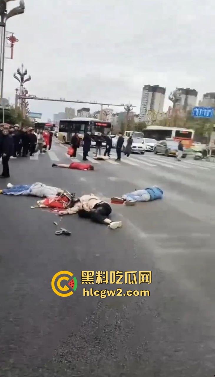 四川内江公交惨剧震惊全城！司机突发疾病酿悲剧，谁来为1死4伤的血泪买单？-11