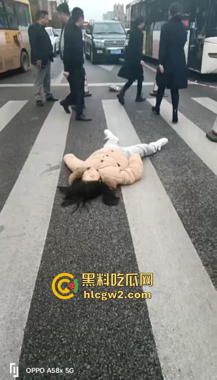 四川内江公交惨剧震惊全城！司机突发疾病酿悲剧，谁来为1死4伤的血泪买单？-12