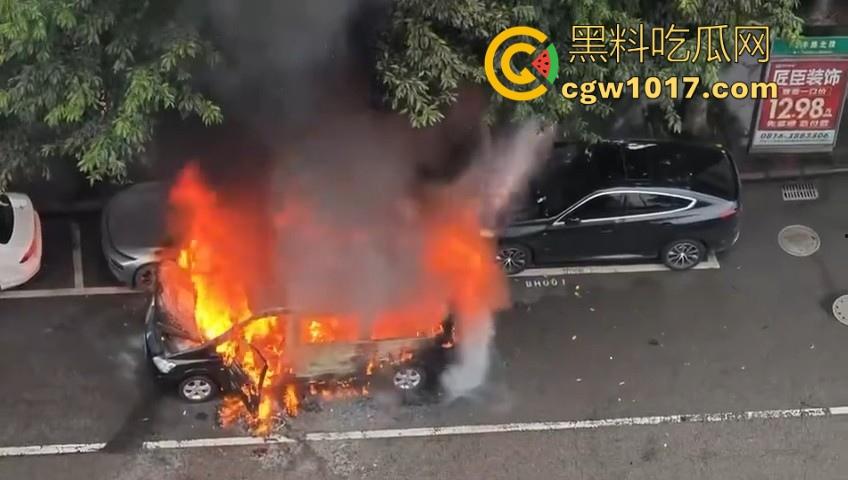 四川绵阳江油又是汽车自燃，期间还多次发生爆炸，把旁边路边停放的车都波及到了，路边车车主一起床天塌了！-3