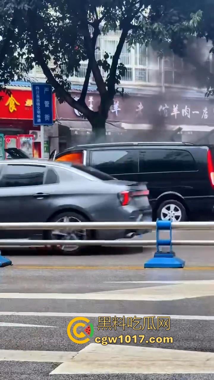 四川绵阳江油又是汽车自燃，期间还多次发生爆炸，把旁边路边停放的车都波及到了，路边车车主一起床天塌了！-6