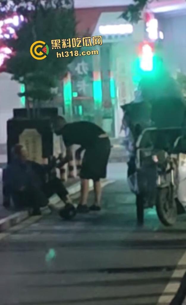 河南栾川县畜牲交警暴打拾荒老人！头盔狂砸血流满面，路人教练怒摔制服！-4