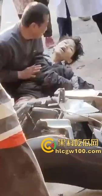 比亚迪秦村路超速强行超车，两名学生当场死亡，老父亲抱着儿子痛苦哀嚎-4