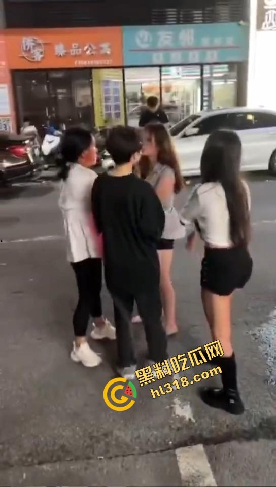 汕头精神小妹当街和妈撕逼，朋友拱火嗨到爆，这种女儿留家干嘛？直接送窑子体验社会！-2
