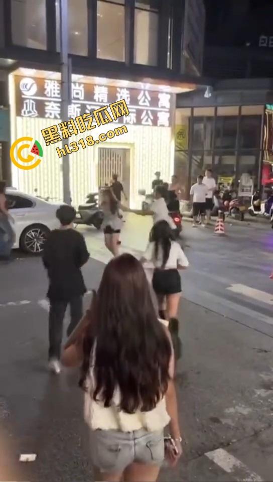 汕头精神小妹当街和妈撕逼，朋友拱火嗨到爆，这种女儿留家干嘛？直接送窑子体验社会！-3