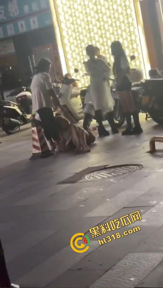 汕头精神小妹当街和妈撕逼，朋友拱火嗨到爆，这种女儿留家干嘛？直接送窑子体验社会！-7
