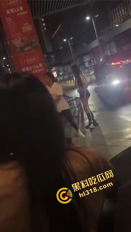 汕头精神小妹当街和妈撕逼，朋友拱火嗨到爆，这种女儿留家干嘛？直接送窑子体验社会！-9