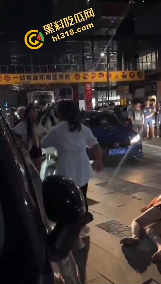 汕头精神小妹当街和妈撕逼，朋友拱火嗨到爆，这种女儿留家干嘛？直接送窑子体验社会！-11