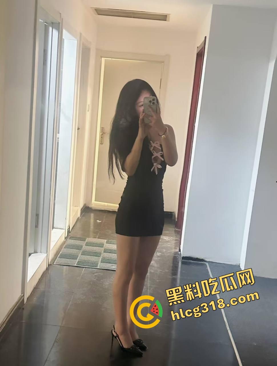 上海大神亲授骗炮秘籍，嘴皮一动把小黑丝JK00后妹子被哄得晕头转向，刚操完还甜笑着喝奶茶抽电子烟！-6