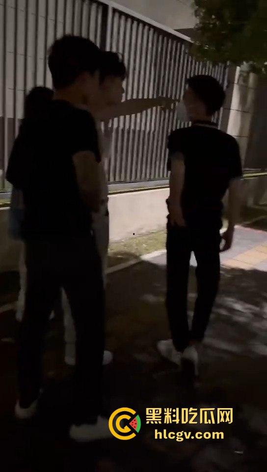 广西精神小妹霸凌两小仙女！暴露男友位置惹祸，小仙女被堵墙角皮带抽，场面真是狠得不行！-1