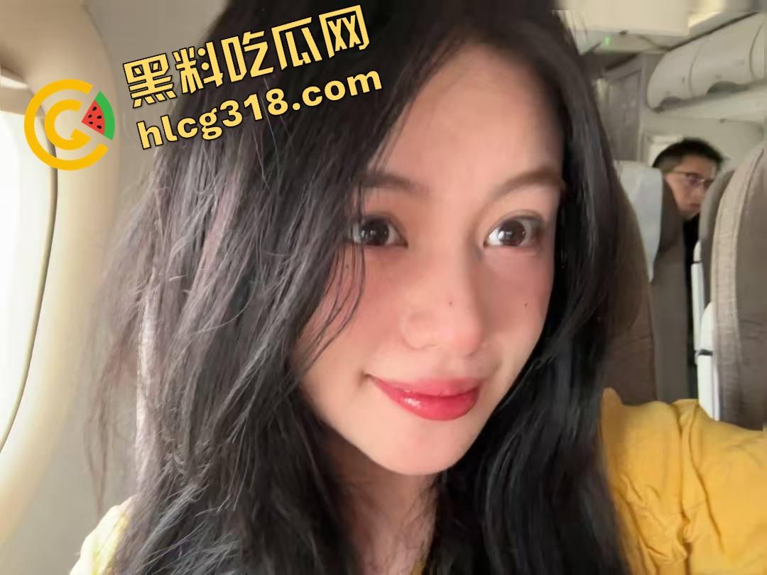 上海大神亲授骗炮秘籍，嘴皮一动把小黑丝JK00后妹子被哄得晕头转向，刚操完还甜笑着喝奶茶抽电子烟！-9