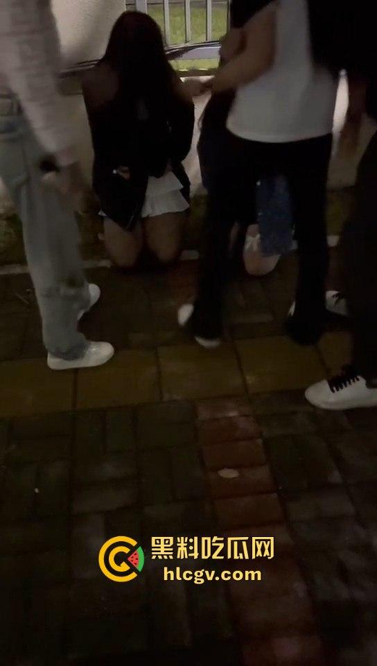 广西精神小妹霸凌两小仙女！暴露男友位置惹祸，小仙女被堵墙角皮带抽，场面真是狠得不行！-10