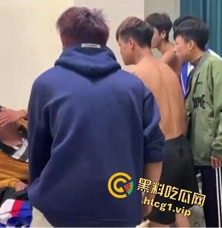 四川凉山纹身精神小伙持酒瓶钢管狠揍同学，血腥场面吓坏网友！-4