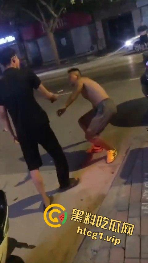 两男子争执升级，刀哥挥菜刀逼近，另一男子秒怂抱头求饶！-6