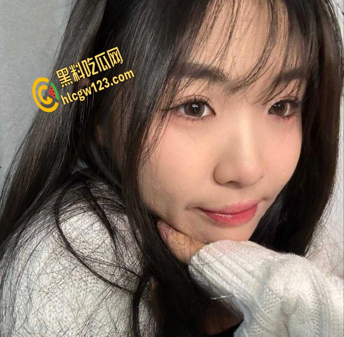 武汉反差母狗【李晓霜】，情趣装跪舔男友，骚逼渴求被狂干！-2