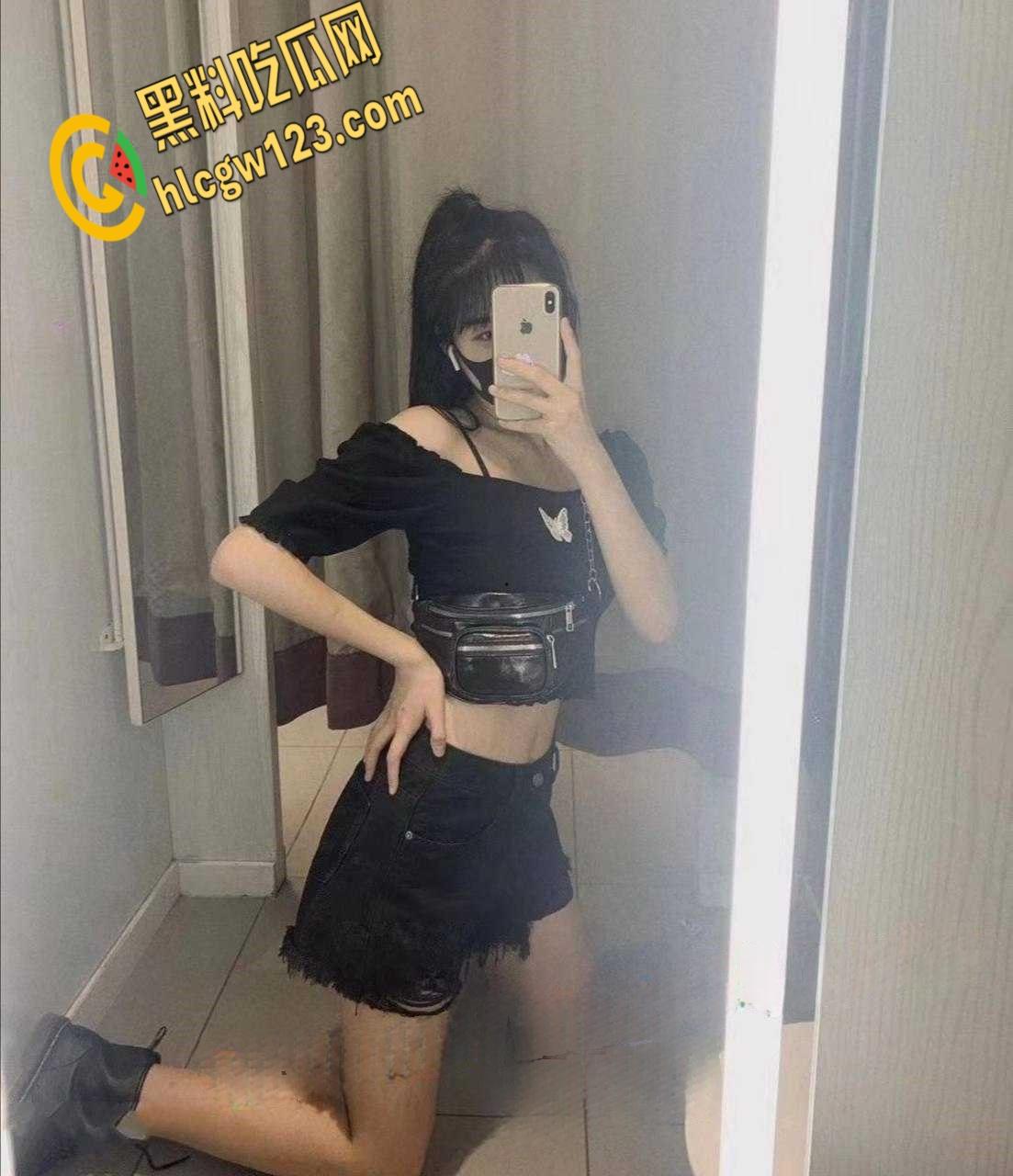 武汉反差母狗【李晓霜】，情趣装跪舔男友，骚逼渴求被狂干！-4