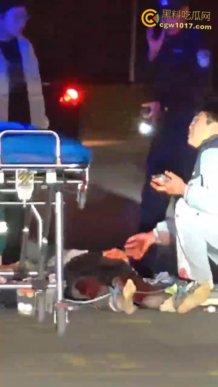 自古奸情出人命，山西文化旅游职业大学，一女子持刀杀害渣男和小三，双双倒地当场一命呜呼盖白布 ！-2