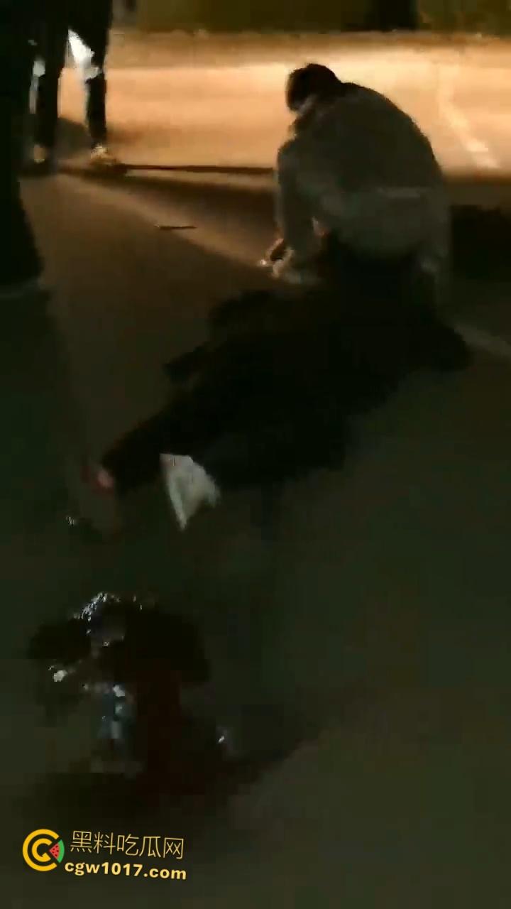 自古奸情出人命，山西文化旅游职业大学，一女子持刀杀害渣男和小三，双双倒地当场一命呜呼盖白布 ！-6