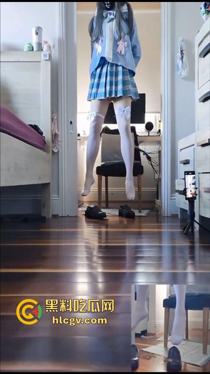 JK小妹直播上吊自缢快感引热议！是变态玩法窒息式快感还是噱头？观众目睹喷出不明液体！尿了还是喷了？-3